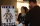 Deux personnes regardant une affiche.